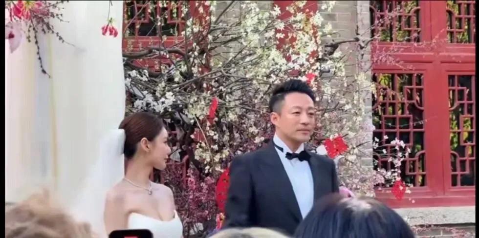 汪小菲二婚婚礼现场，有件事情成了谜汪小菲的二婚婚礼与与一婚的婚礼完全不同，二