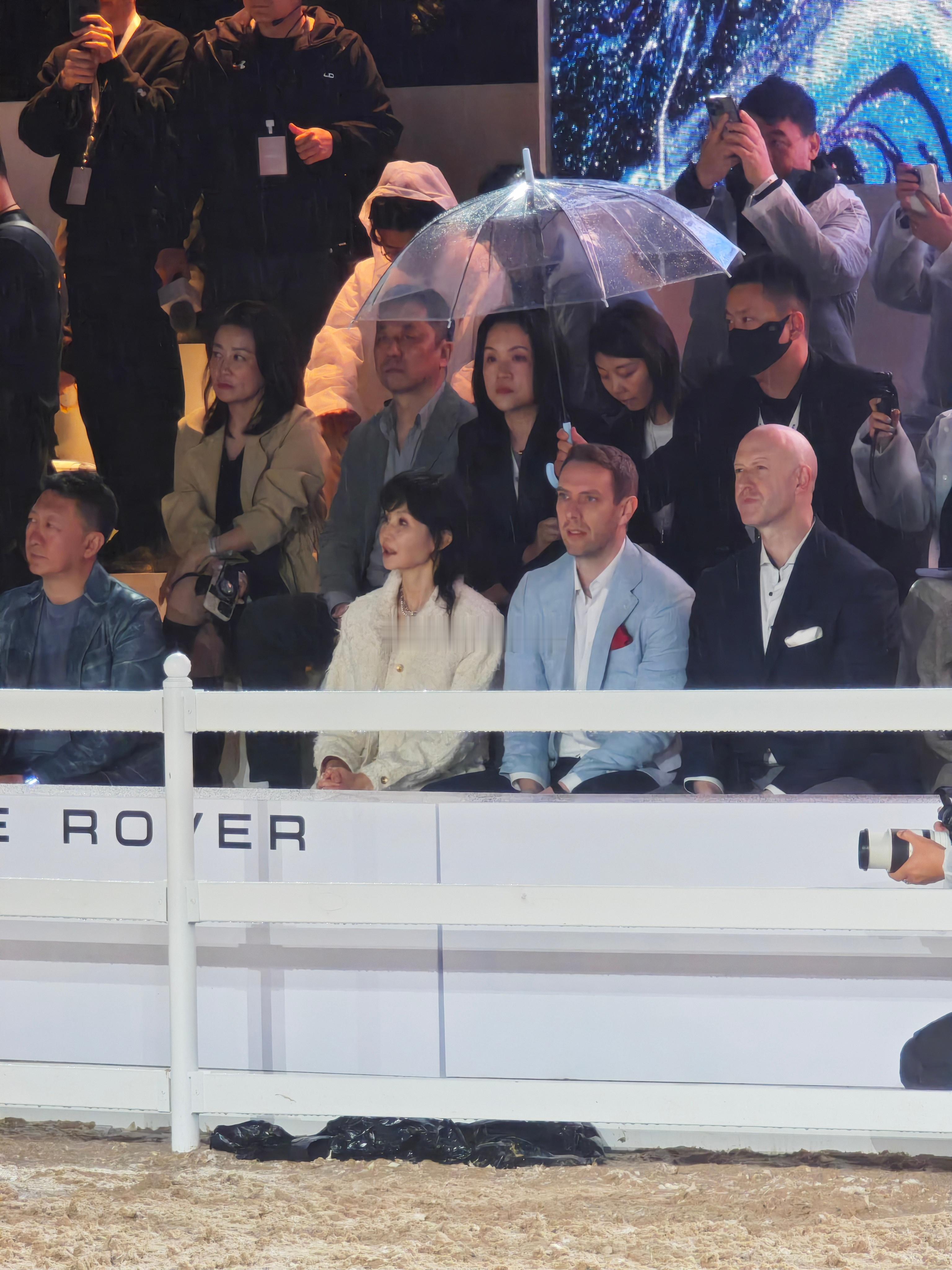 影后依旧优雅，张曼玉来到了揽胜之夜汽场全开揽胜之夜