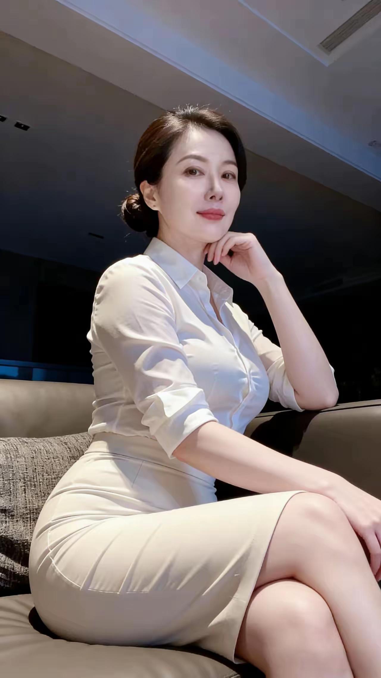 优雅职场女性，自信微笑，时尚白衬衫搭配高腰裙，尽显职业魅力