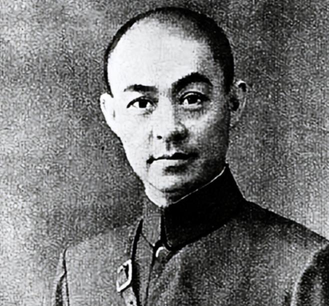 1933年，一士兵打仗扛个大箱子，一路上不撒手，张自忠好奇问到：“你扛得什么？”