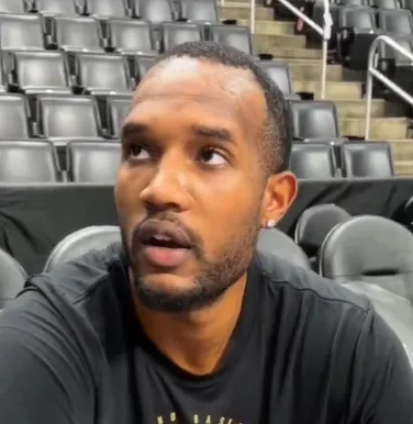 骑士内线埃文-莫布利今天接受了采访，谈到球队得到哈登后的情况。“非常棒！他来之