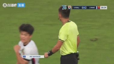 马宁的手势很明确，泽卡掌心向内双手抱脸，就是一个纯粹的保护自己的动作，而且紧帖头