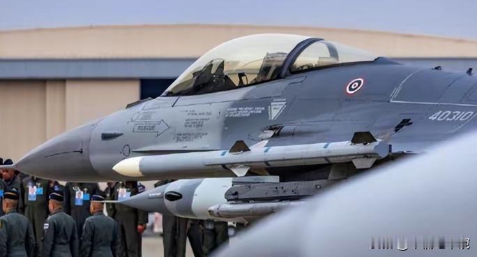 啪啪猛打，洪森这下要颜面扫地了！柬埔寨火箭炮刚开火，泰国F-16战机就开始发射精