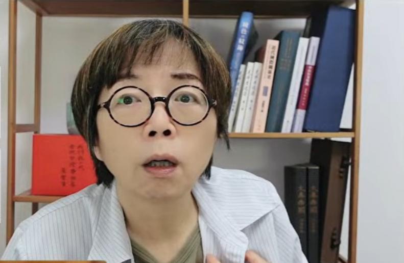 媒体人黄智贤在7月27日的节目中，就台湾地区“毒油案”发表评论。她质疑台中市政府