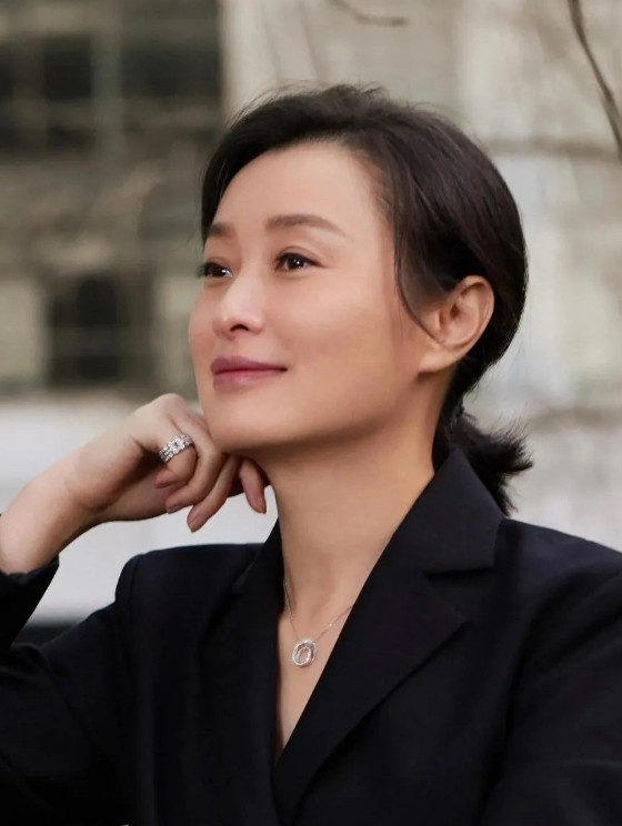 吴越才是人间清醒吧！吴越和陈建斌分手后，一直都没有谈过恋爱。吴越说，是因