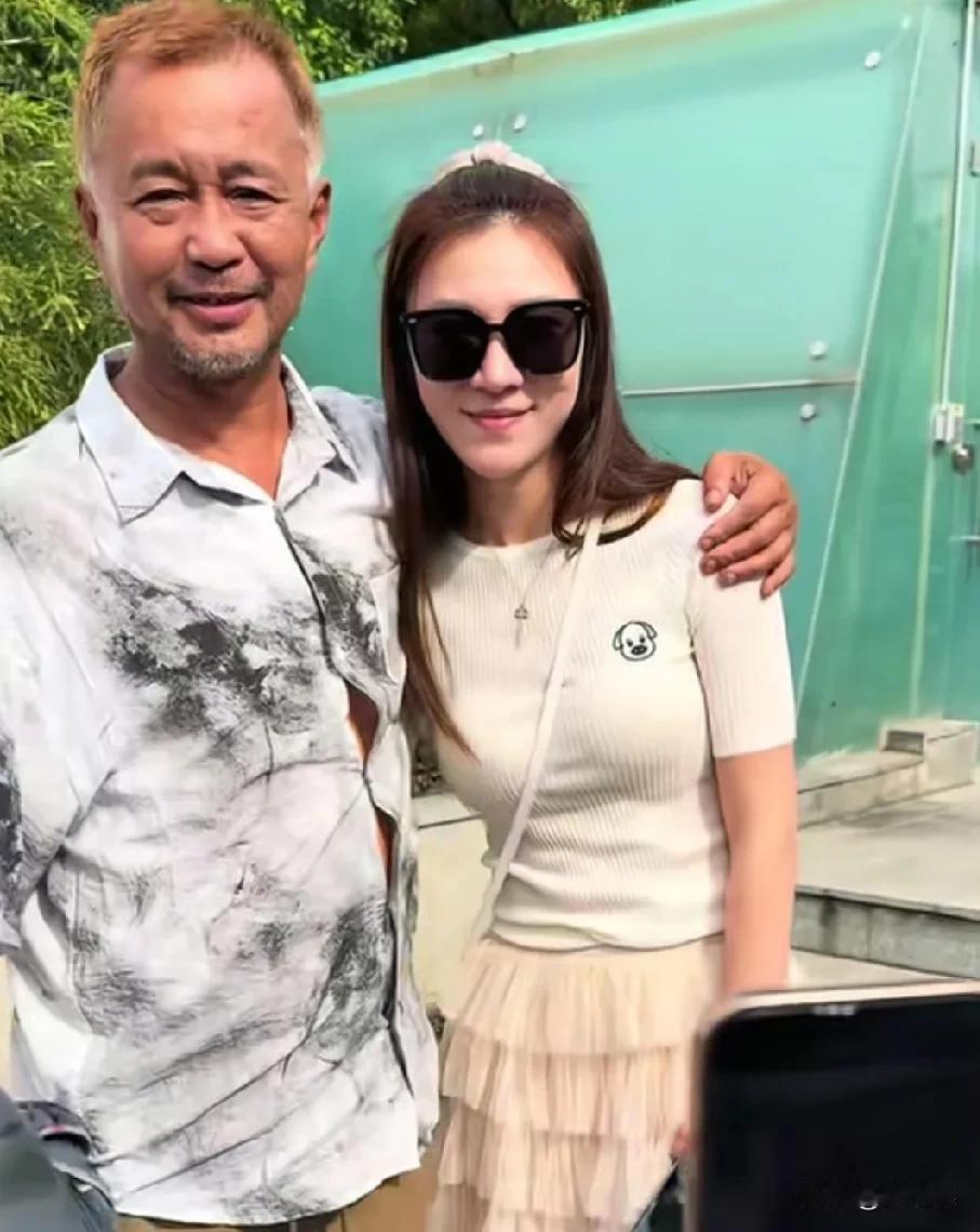 沈巍，这是怎么了，突然像换了个人似的，感觉变味道了！