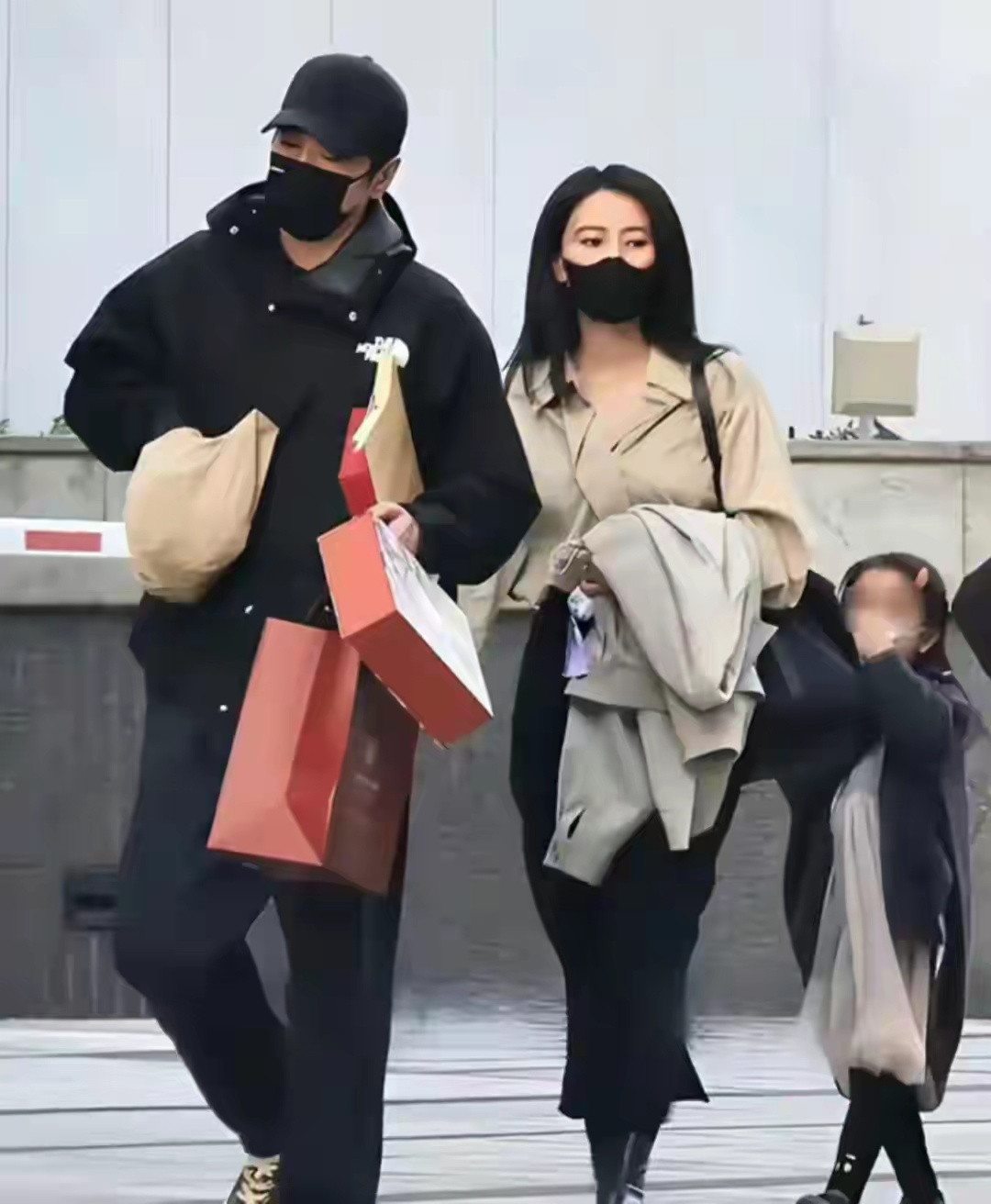 高圆圆回北京带娃，身材瘦而不柴美得突出，女儿小眼睛颜值偏普通