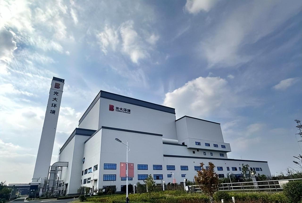 深圳干了件让西方人挠破脑袋的事——把埋了20年的垃圾山挖开，掏出陈年垃圾送进焚烧