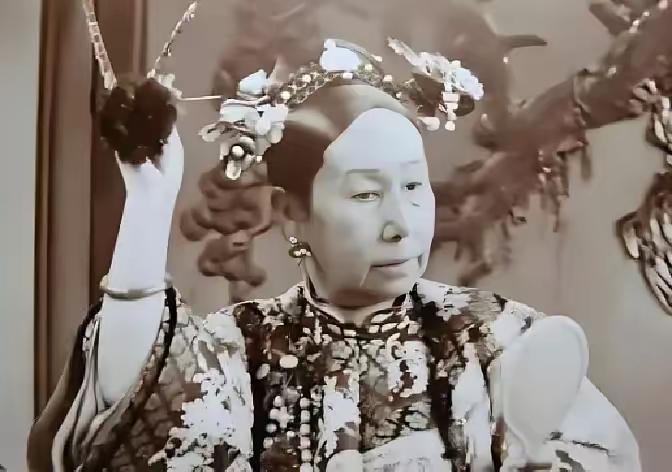 1908年，慈禧太后去世，李莲英请求回老家养老。隆裕太后心想：“你做了多少恶事，