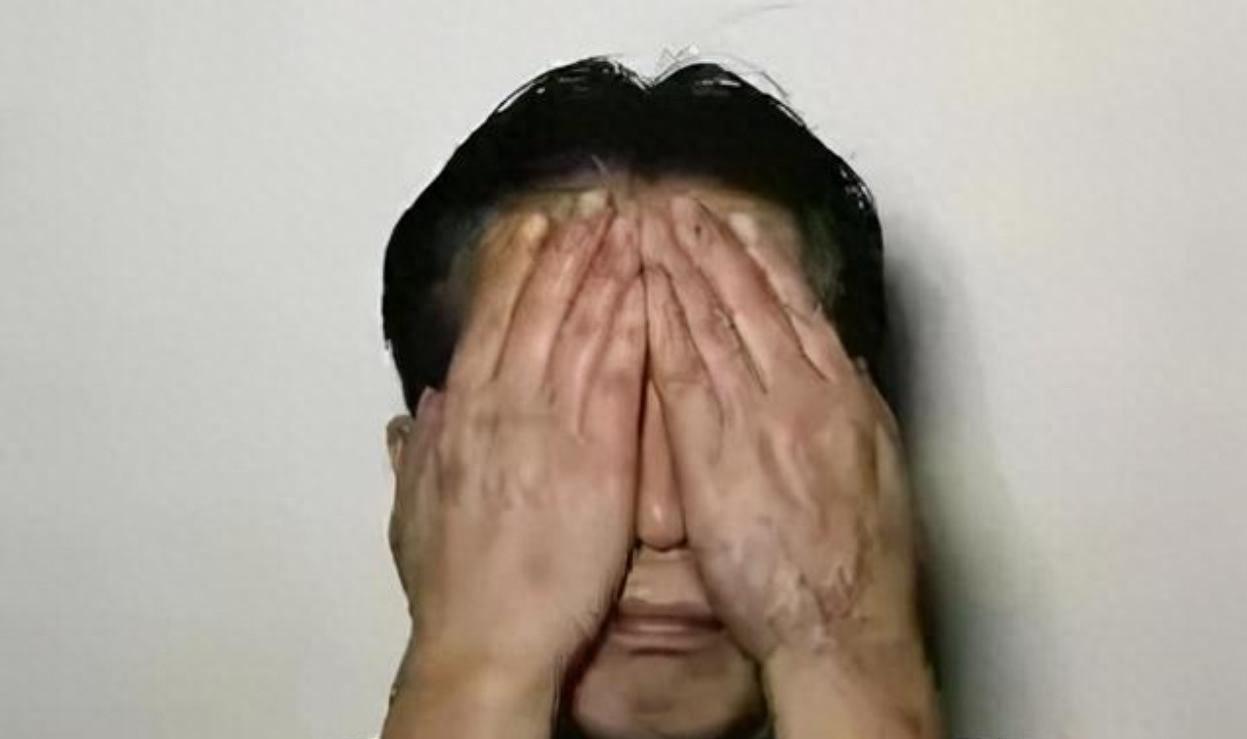 他没被当成病人，也没被当成警察，只被当成个案子。那些年他蹲过多少次戒毒所，没人