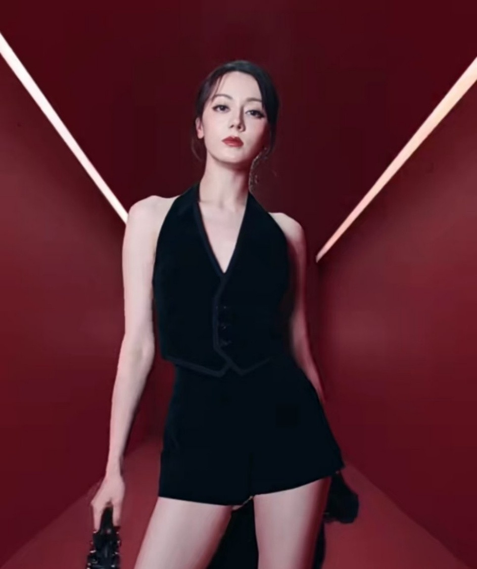 娱乐迪丽热巴烈艳黑玫瑰迪丽热巴黑丝绒造型热巴黑丝绒造型，烈艳黑玫瑰！​