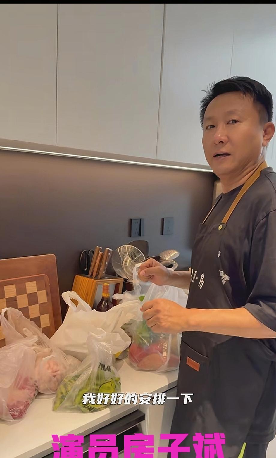 演员房子斌亲自下厨招待女儿的同学，早上八点房子斌就出门采购食材了，虽然同学是晚上