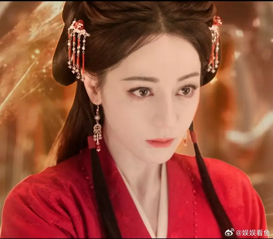 奇怪，都是非常现代人的长相，为啥娜然的古装就比迪丽热巴好看？