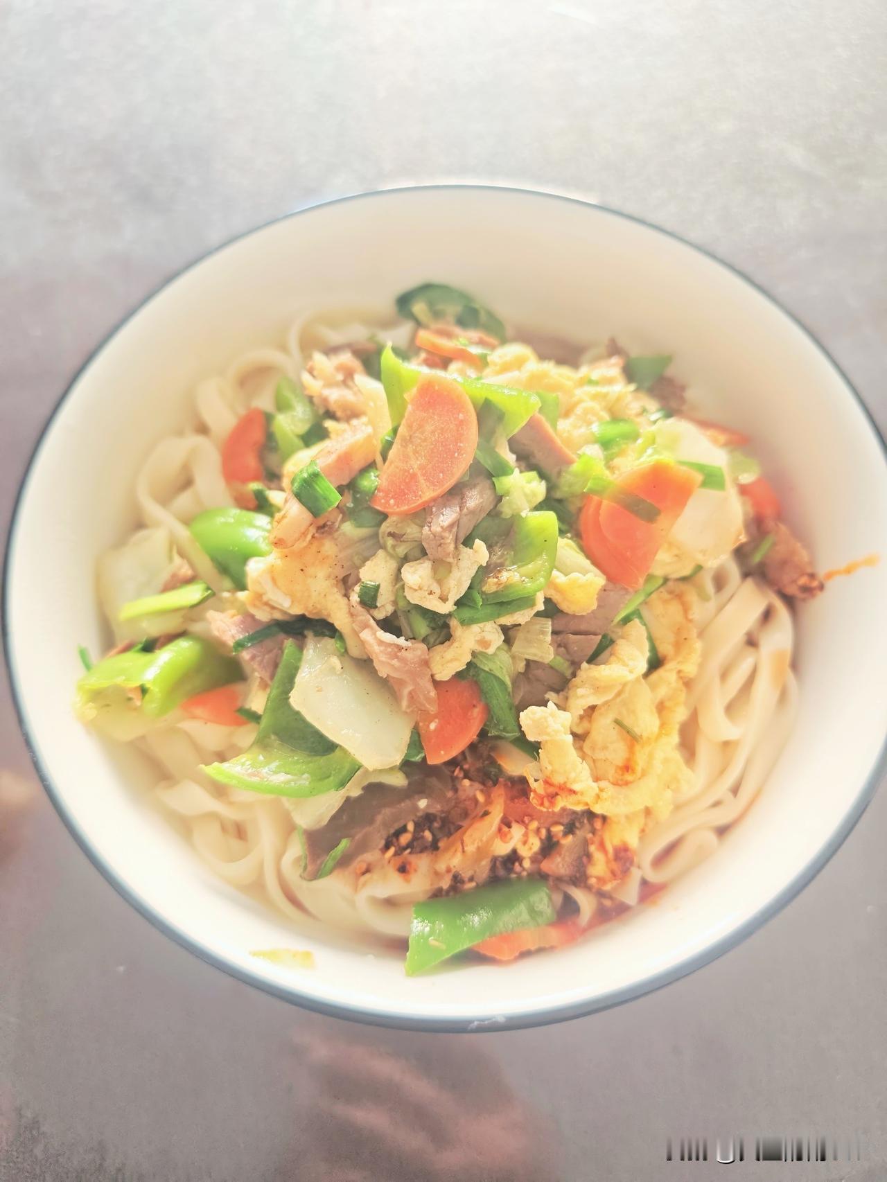 作为一个老陕，好像每天除了吃面，对其它饭兴趣不是很大[笑着哭][笑着哭]。