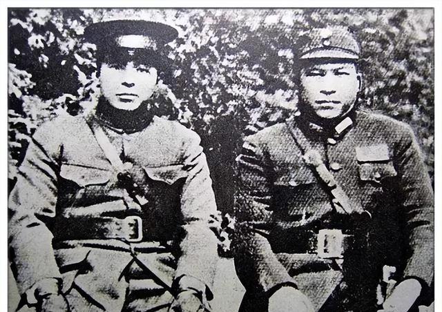 1936年10月26日，华山苍龙岭寒风凛冽。张学良陪蒋介石登山，留下一张合影。照