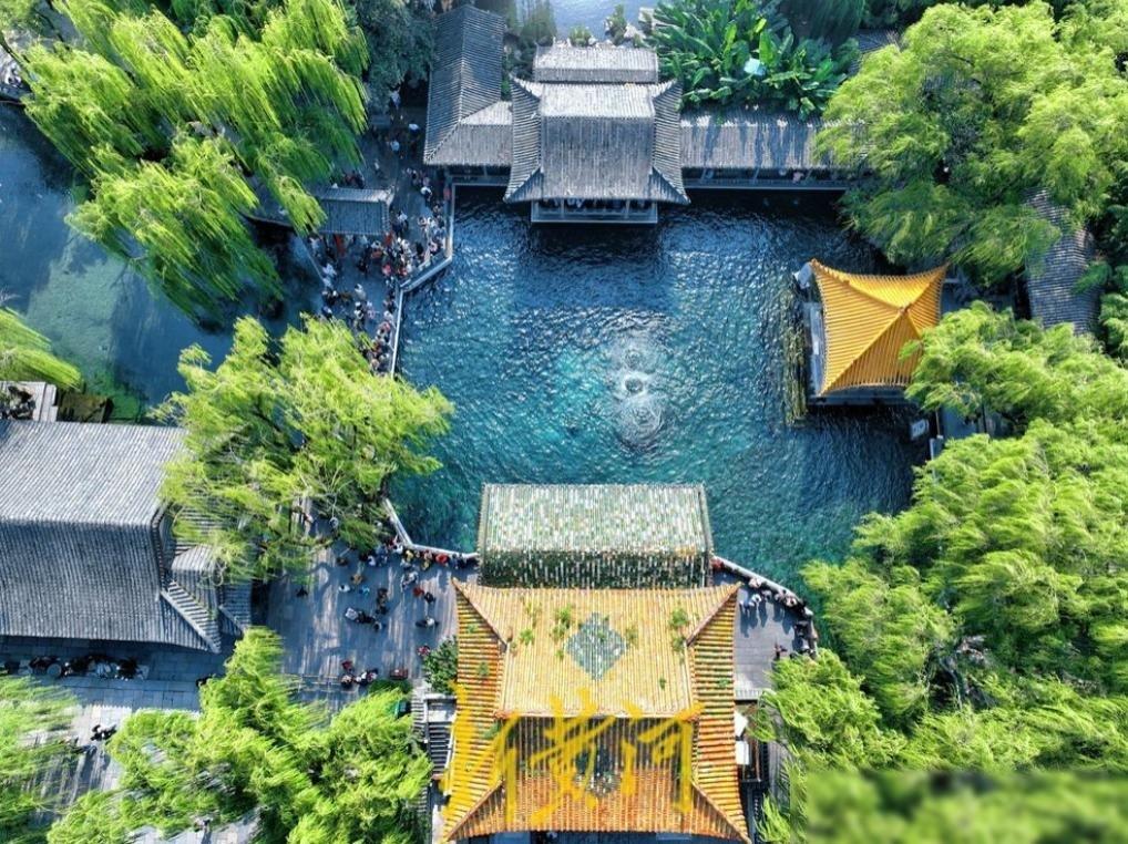 当年被无数人质疑的那个世纪工程，如今居然干成了改写中国地理格局的惊世逆转。十几