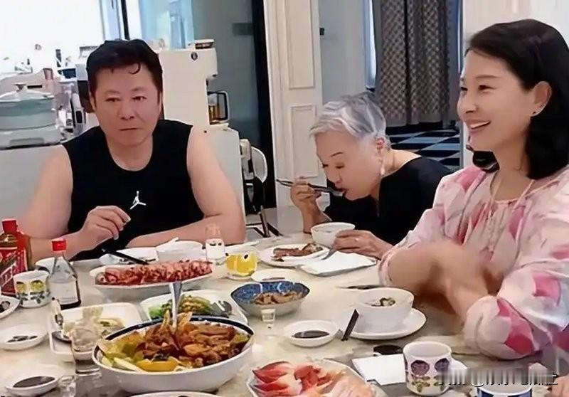 61岁演员炫耀美国生活：祖孙三代奢华享乐，声称我努力我尽情享受满桌海鲜大