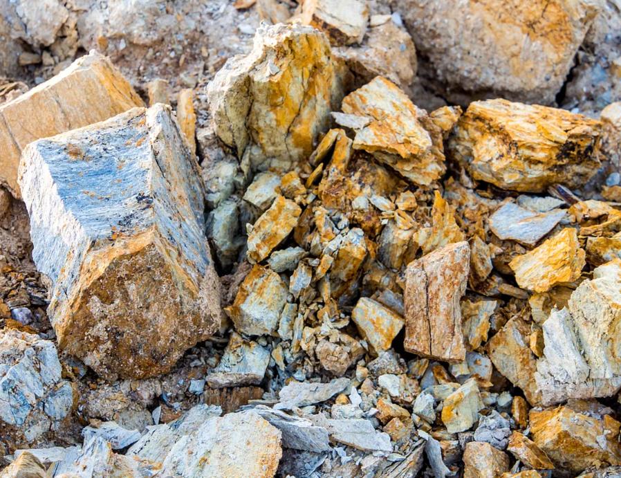 中国稀土出口管制突然按下暂停键，看似不卡脖子了，实则这步棋走得更高明！ 4月