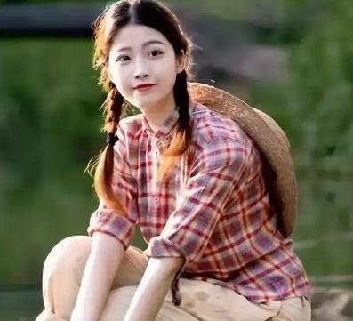 1972年，21岁的下乡知青李文忠从水中救起一名11岁的落水女童，令人意外的是，