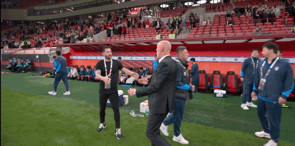 武汉三镇0：4输给上海海港真的不应该，要说武汉三镇输球可以理解，但是上海海港这么