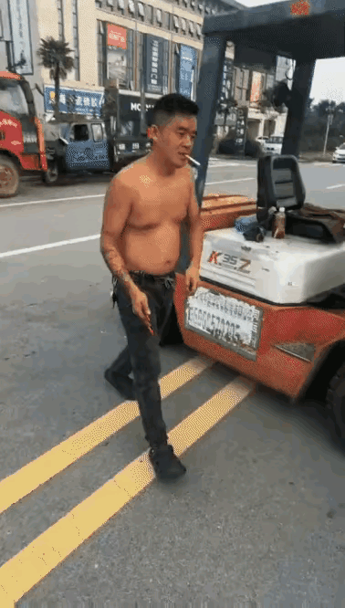 这男的如果不是拍段子的话，被司机们抓到了，会是什么样的一个结果呢？他拿着一个剪