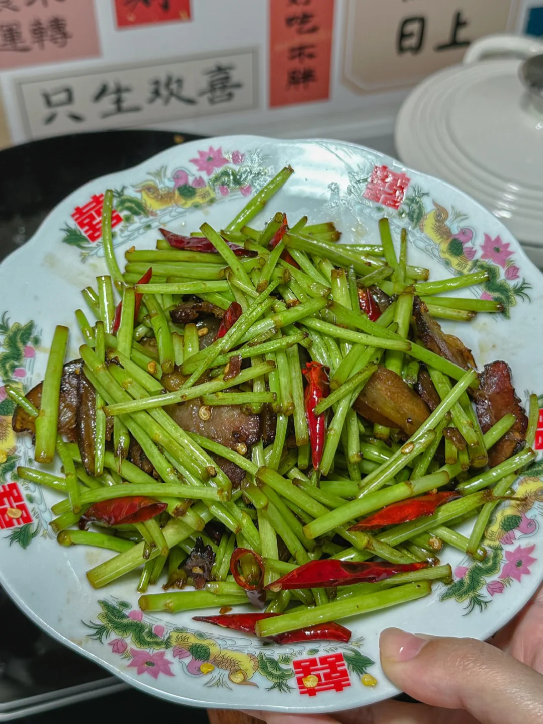 春天一定要吃这口！藜蒿炒腊肉香到离谱…