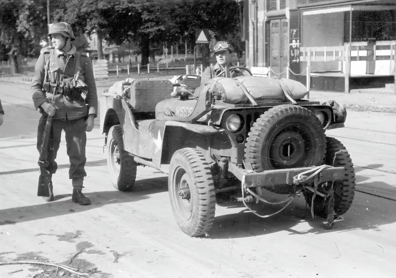 在“市场花园”行动期间，有张照片里两名被俘英国士兵和德军同坐吉普车，还面带微笑，