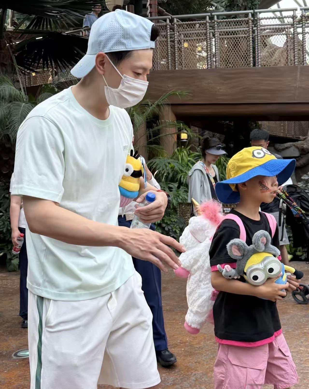 38岁马龙和老婆夏露带两个儿子现身北京环球影城游玩，提前过六一儿童节！马龙现实中