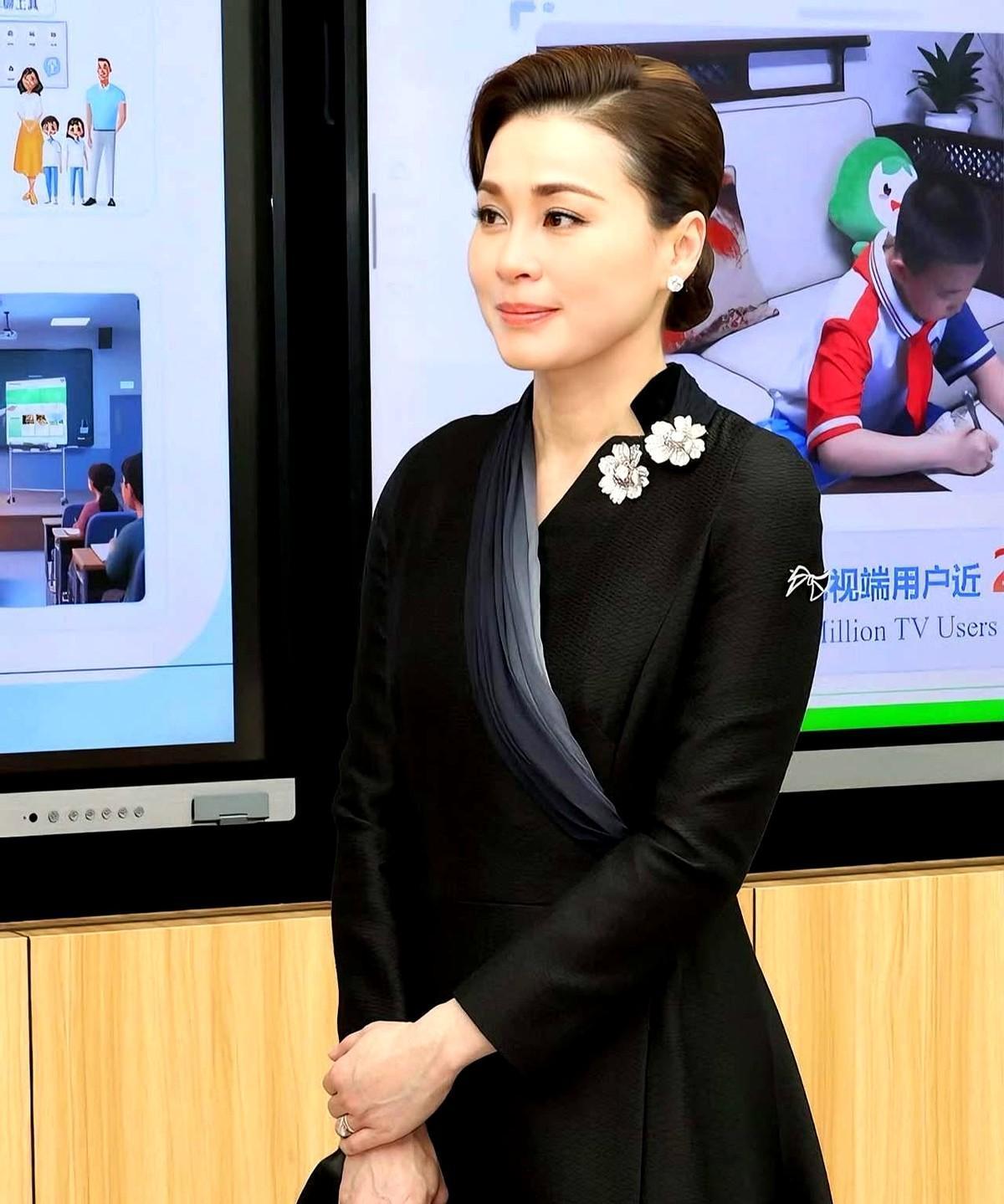 快讯！快讯！泰国王室方面突然对外说明了“王后未戴王冠”的原因，称“场合未到