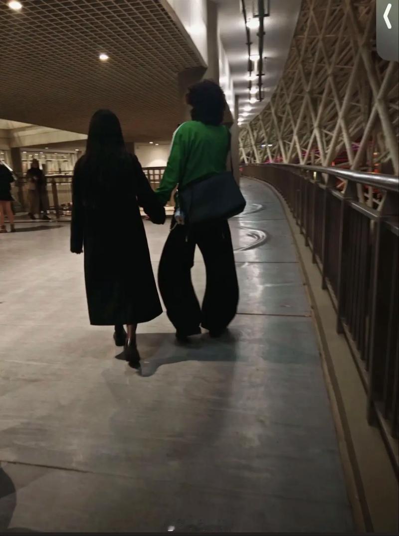 最近弯刀裤的风很大，但不得不说，它真不是“众生平等”的神裤。好多人穿上之后，那效