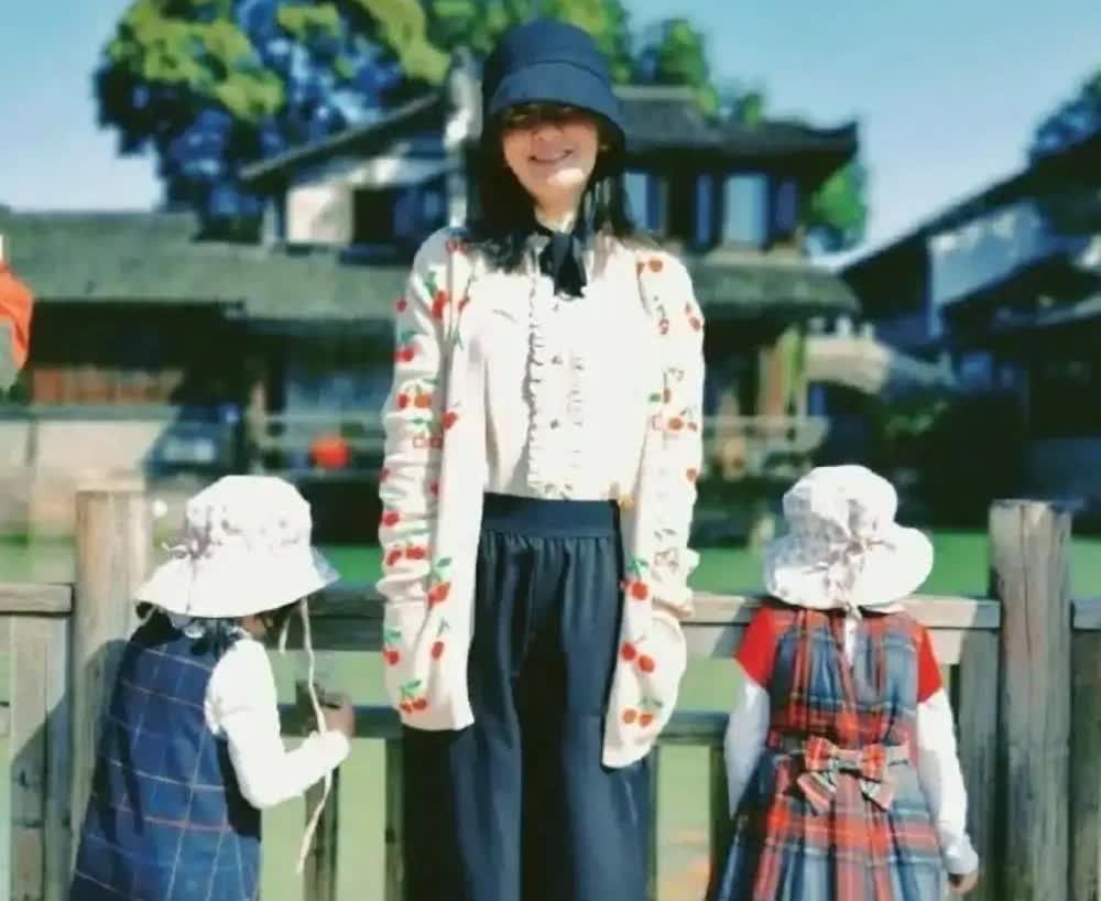 谢娜平时真的很抠门，几个女儿从小到大都没怎么穿过新衣服，都是让保姆去翻小区的捐助