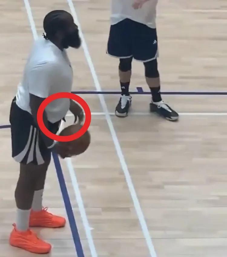 哈登真的有这么胖吗？熟悉哈登的球迷应该知道，这是哈登训练的小习惯，肚子这儿塞