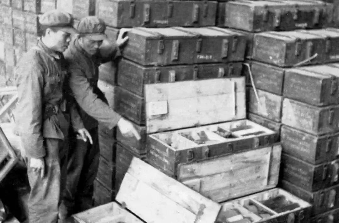 1931年，一位车夫拉着一装满烂猪肠、烂羊肚的棺木送到根据地。战士们被熏得喘不过