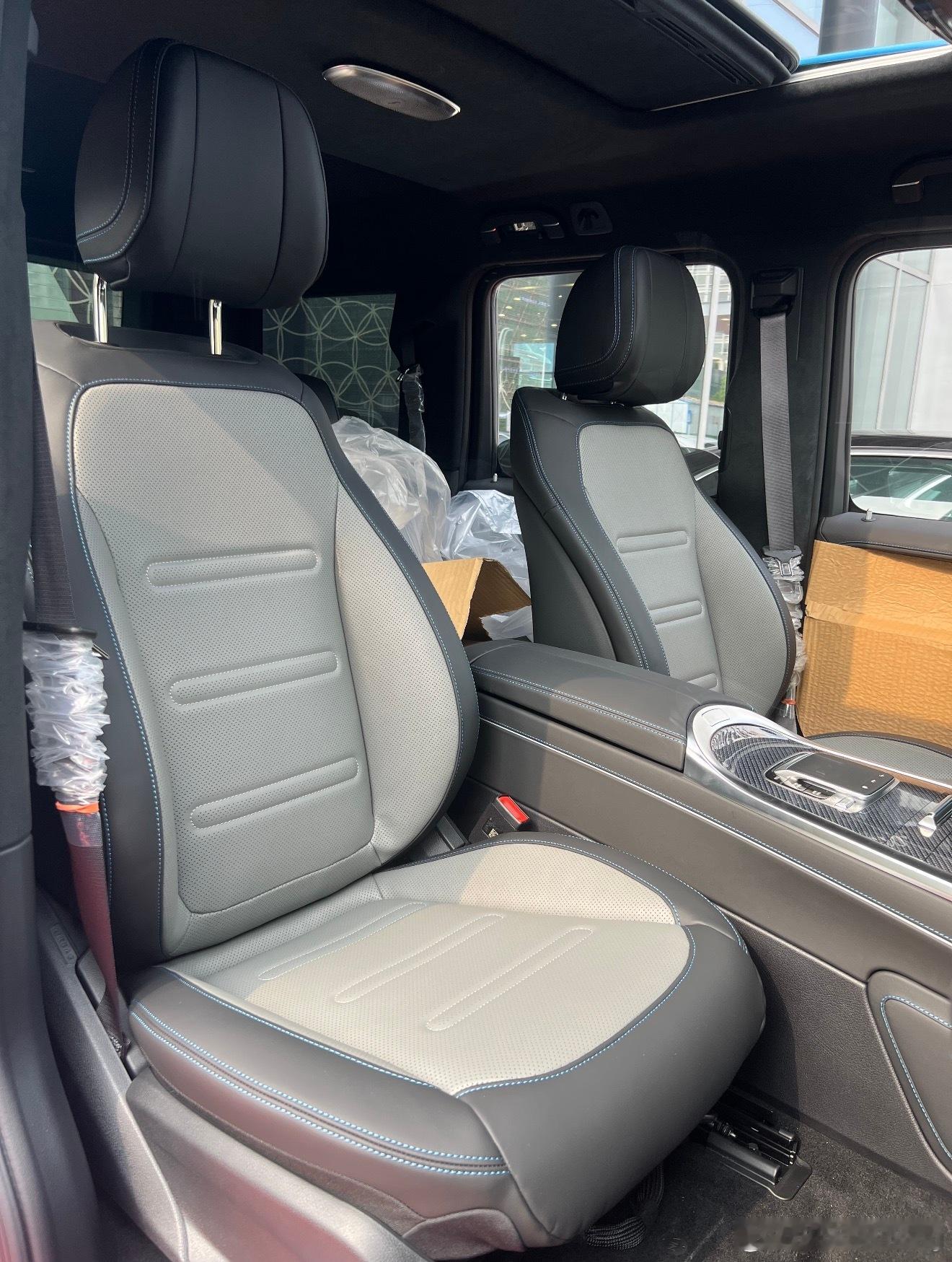 奔驰G580哑光澄海蓝珠光钛灰内饰指导价217万现在全款155万可以做