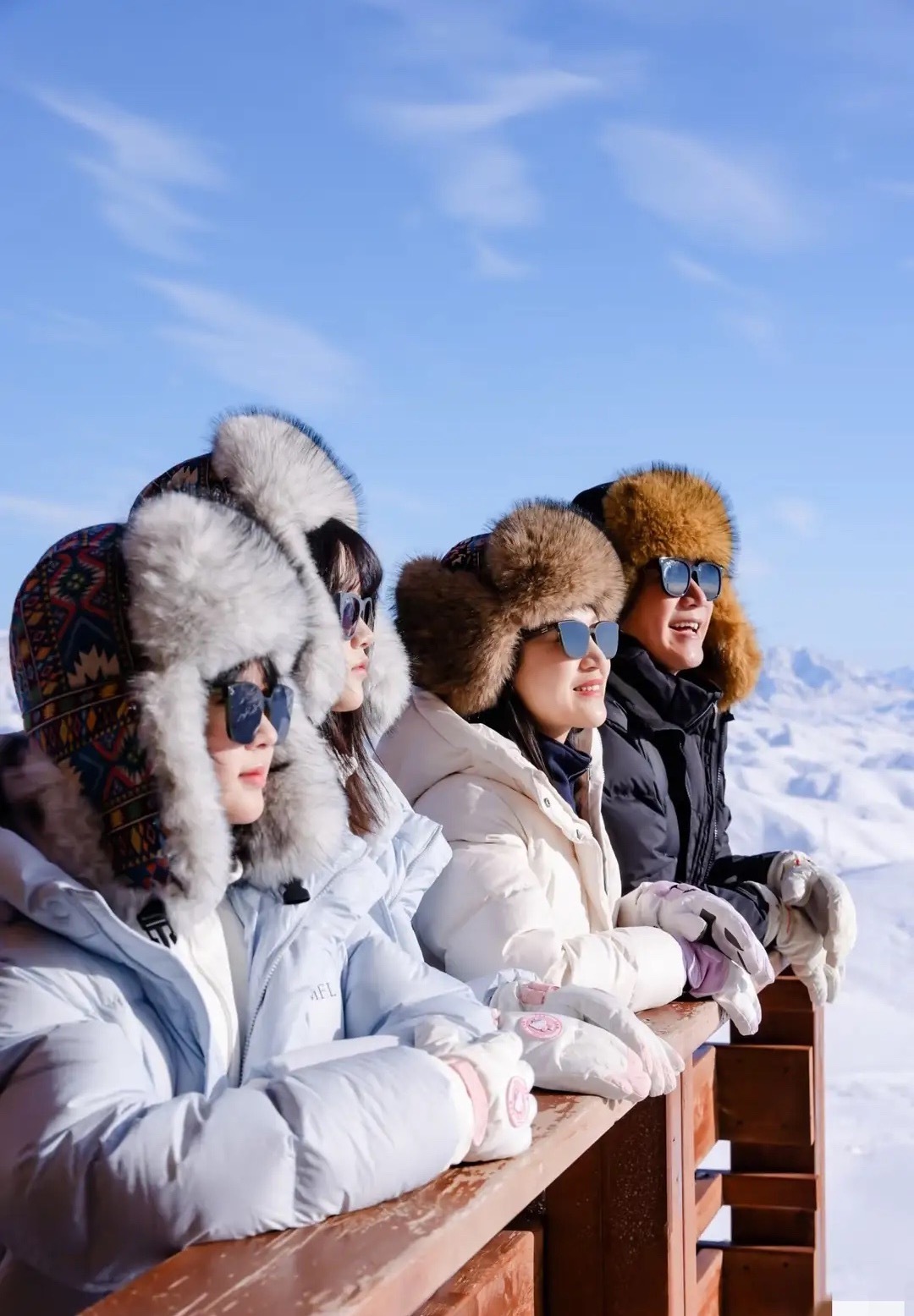 陆毅鲍蕾一家四口阿勒泰旅行，贝儿和小叶子已经长成清纯大姑娘了！