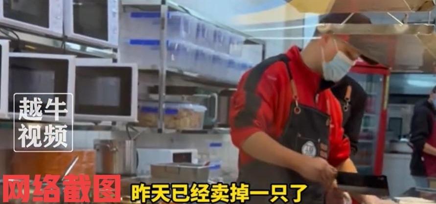 江苏南京某大学一食堂推出海鲜档口。这里不是普通的档口食堂，而是主打海鲜盛宴，