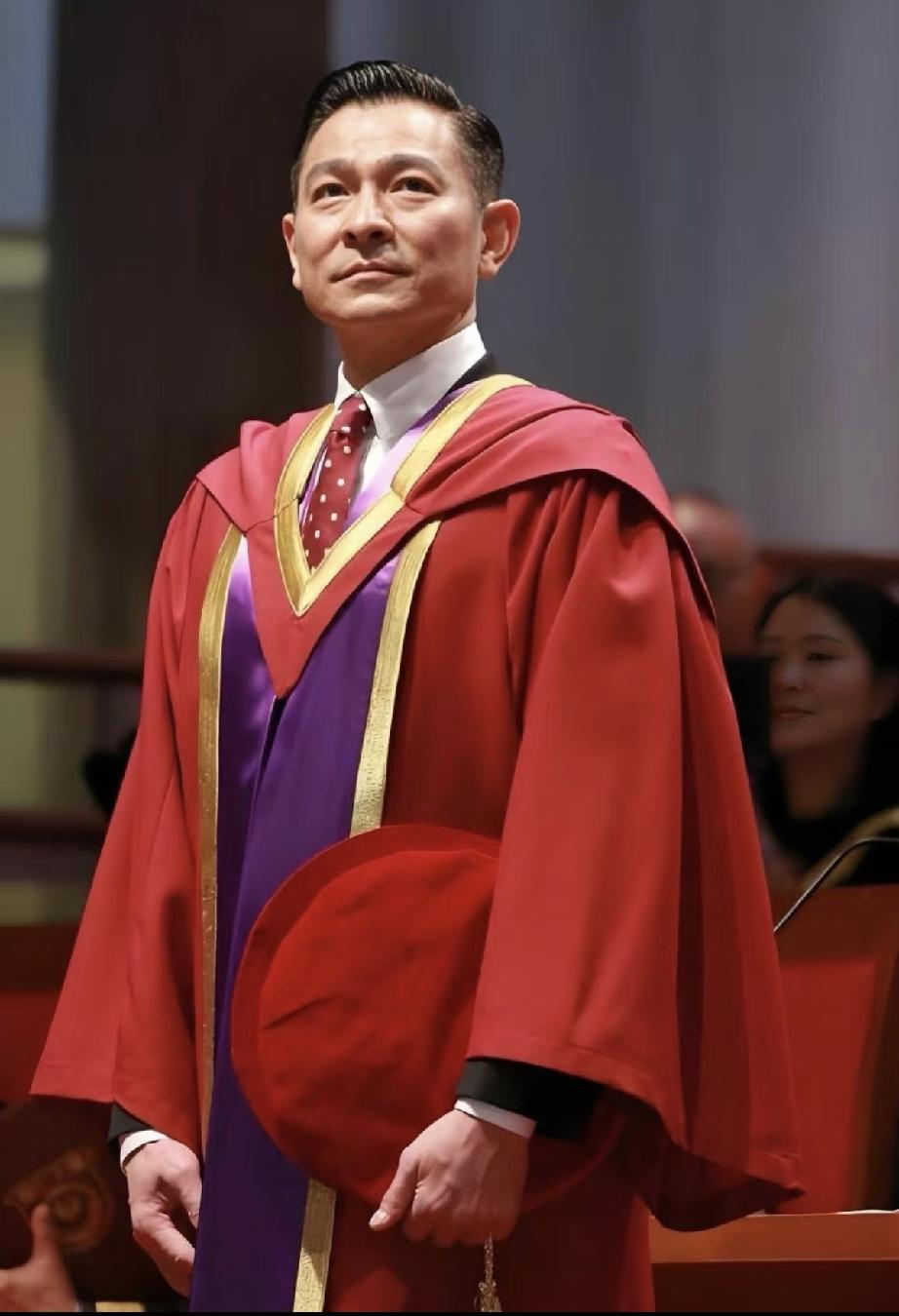 8月10日，刘德华出席香港浸会大学博士颁授典礼，他居然成了博士，穿着博士服，看着