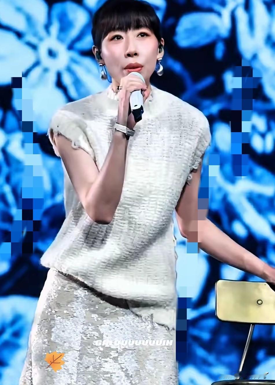 不出意外，意外又发生了！东方卫视跨年晚会直播现场，任素汐刚开嗓唱《胡广生》，