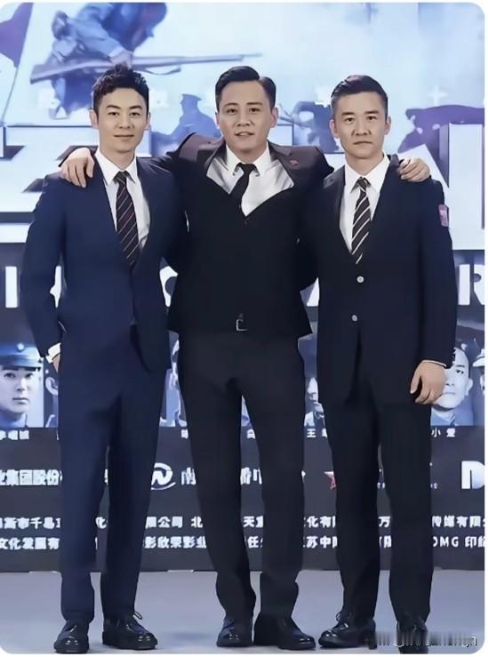 看这张照片可有意思了!朱亚文、刘烨、黄志忠三位男演员,西装都穿的笔挺,领带打