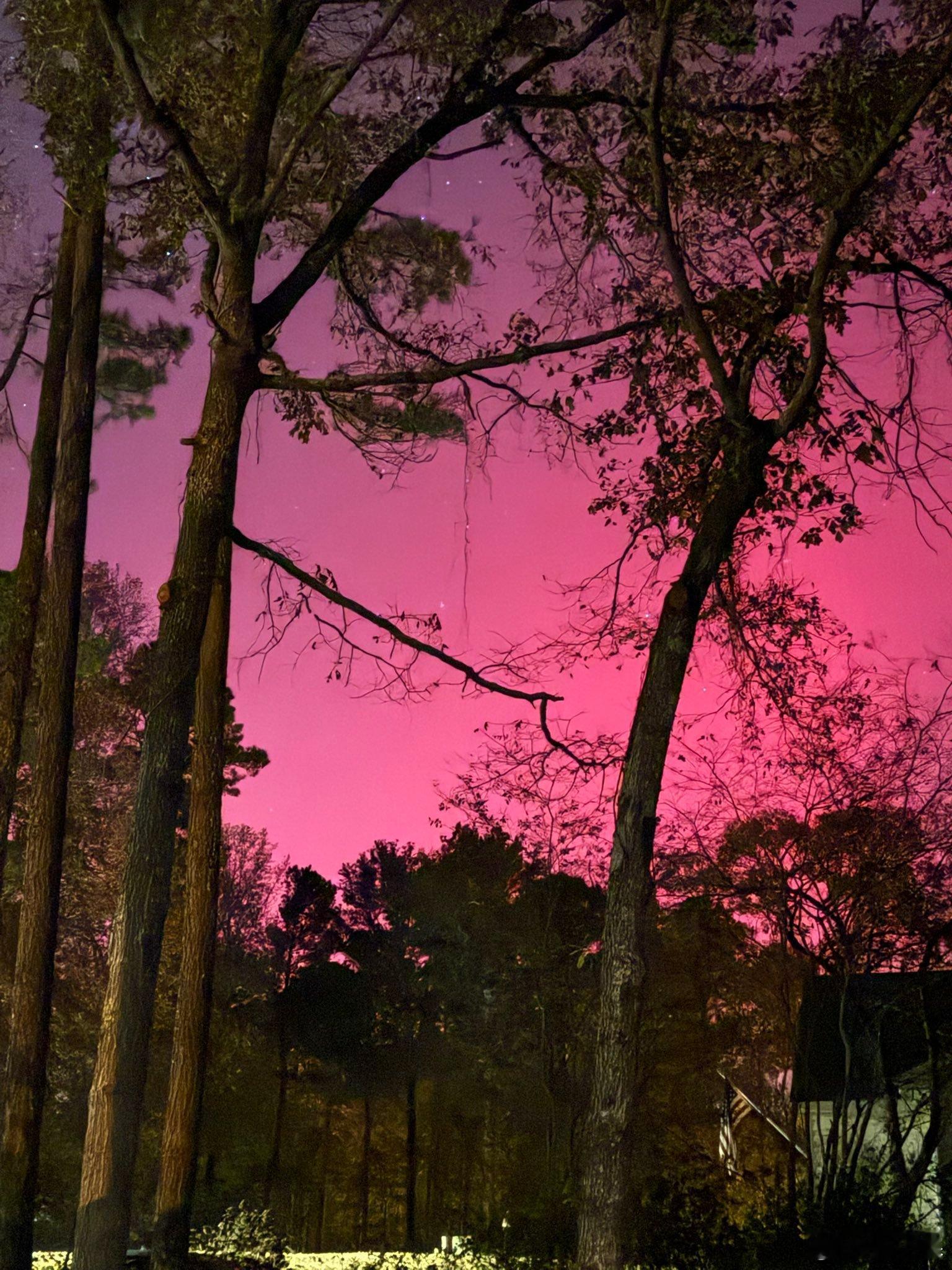 实时，美国网友拍摄的极光照片！有粉色红色！