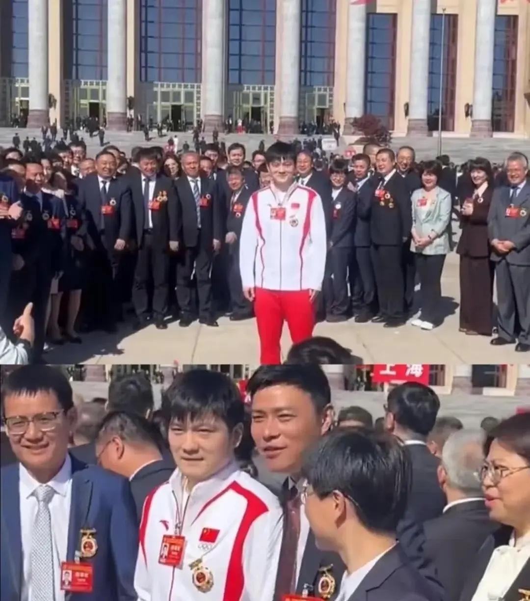第一张不敢打扰，远远的站在中间拍照，大家对世界冠军，更是因为他是樊振东，敬佩之下