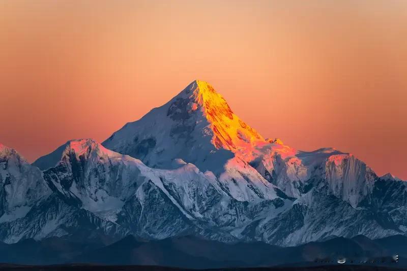 看到“远看山有色”这个上联，我立马想到经典下联“近听水无声”。这上下联对仗工整，