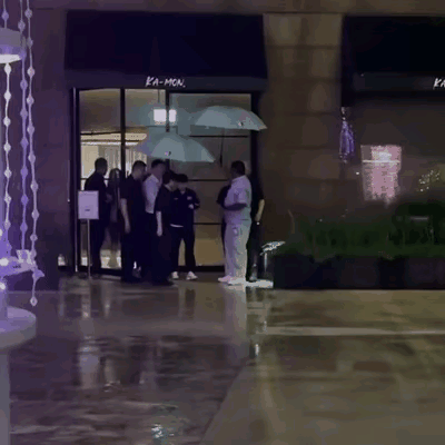 笑死我了！孙颖莎出一趟门，自己懵了！四个保安跟随，还有人打着伞，从莎莎回头