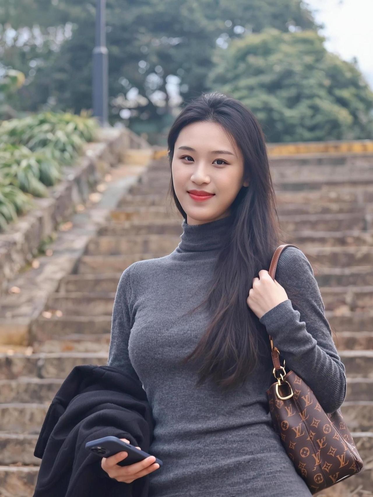 石阶叠着初冬的余温青苔藏起了季节的脚步声你从光影里走来灰色的针织衫裹着柔软