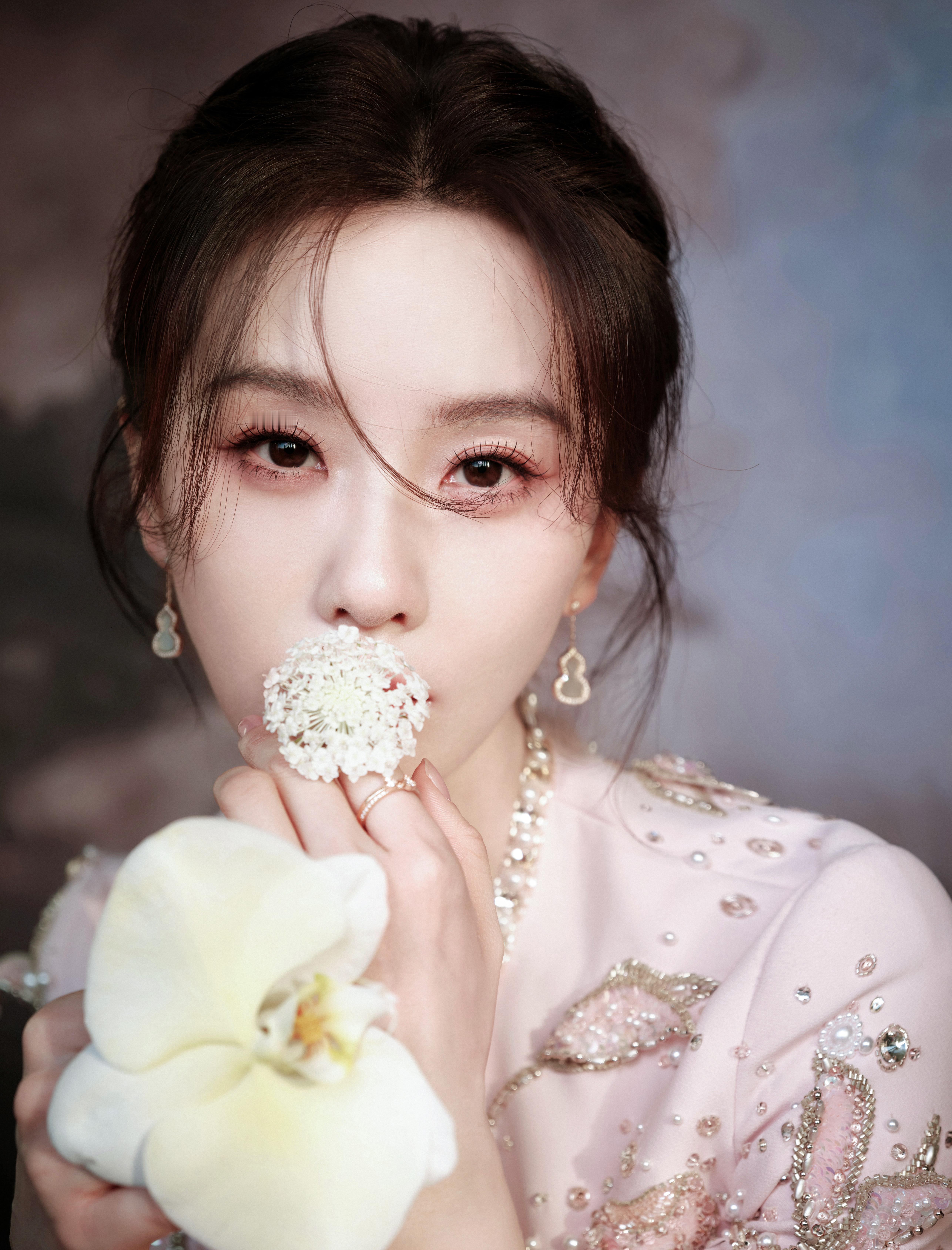 刘诗诗白瓷为韵，花影为依，在艺术的注目中，尽显独特的优雅姿态。