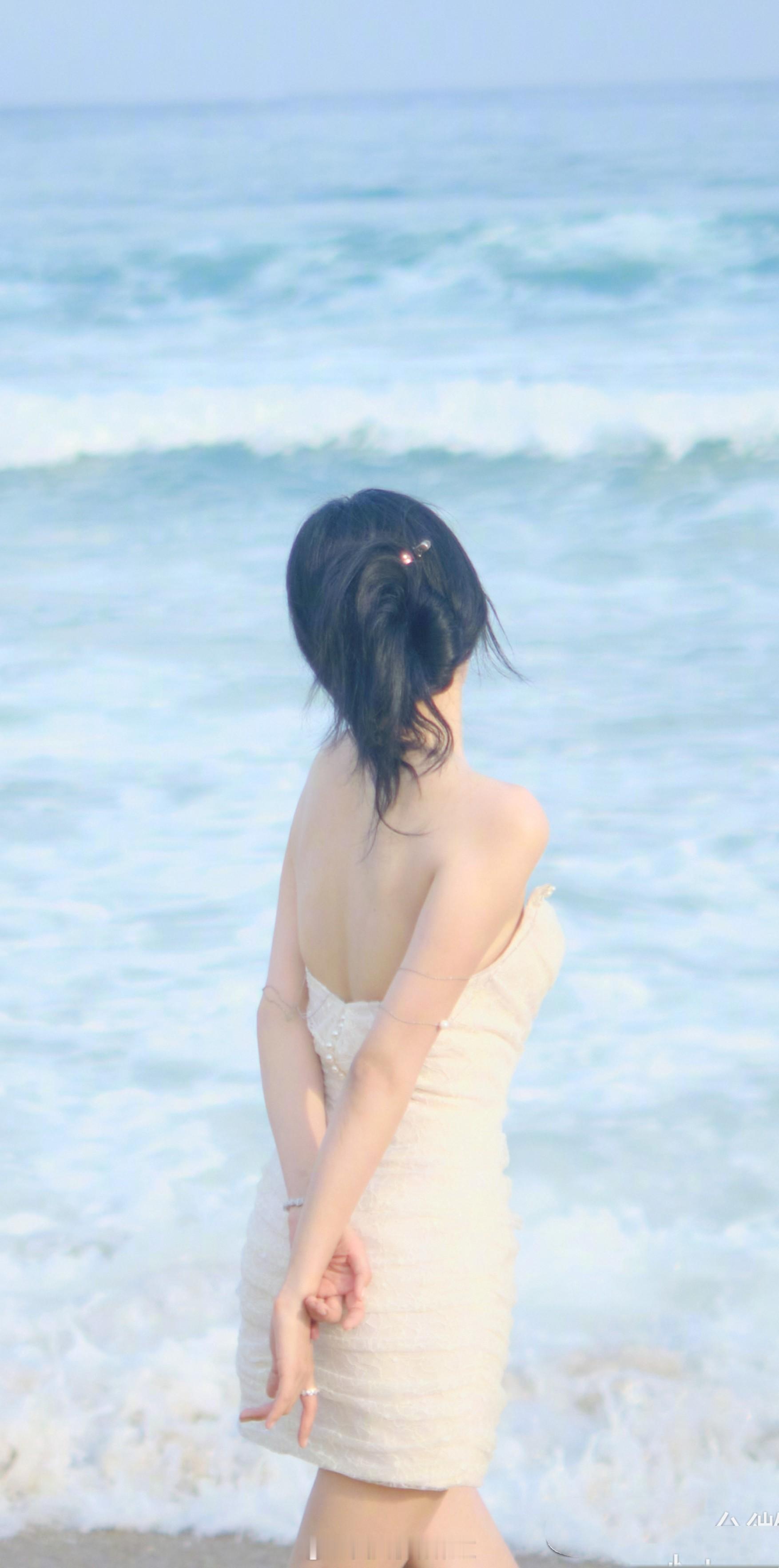 孙怡海边戏水大片