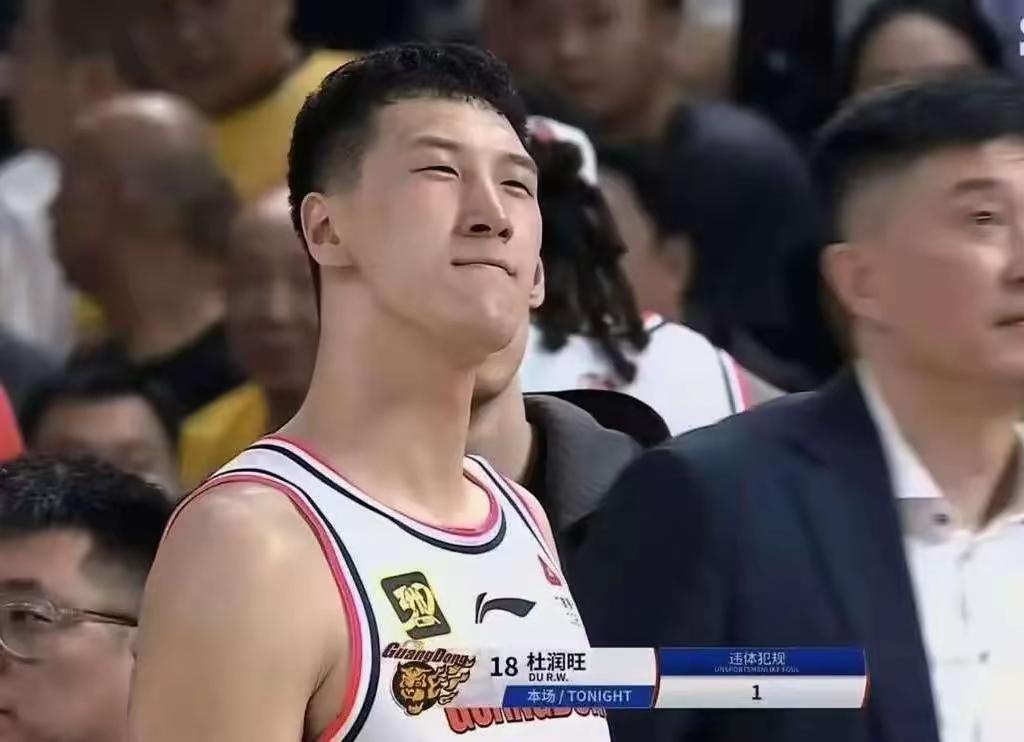 杜润旺和广东男篮彻底闹掰了？这两天广东球迷都在传一件事，广东男篮其实很想留下杜润