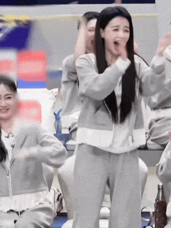 孙怡又在贡献表情包了孙怡像素小人表情包更新抛开明星滤镜的孙怡格外真实，开怀大笑完