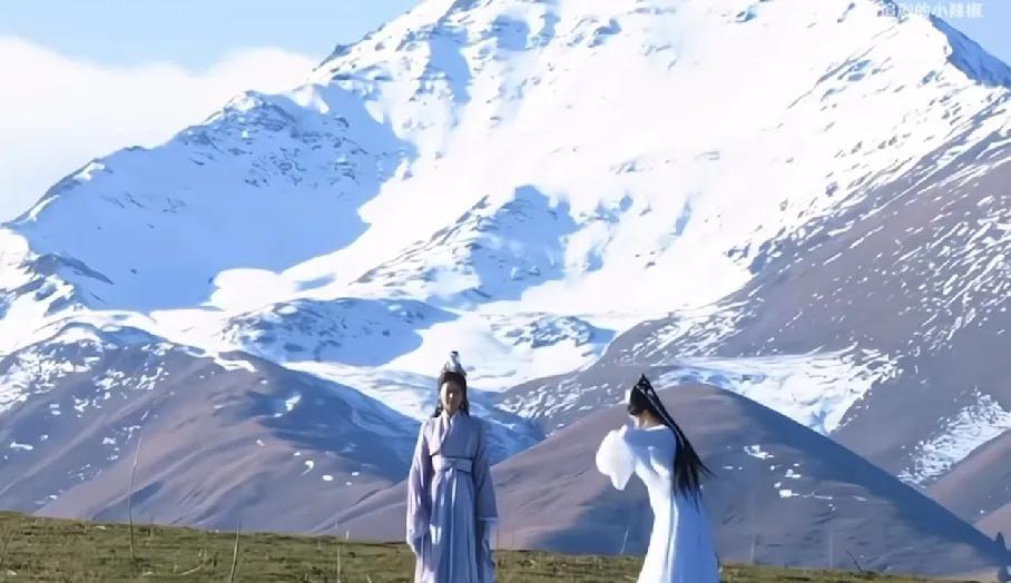 这里是是实景拍摄，远景的时候还是可以的，背后的雪山很高大，山下绿草成荫，山上常年