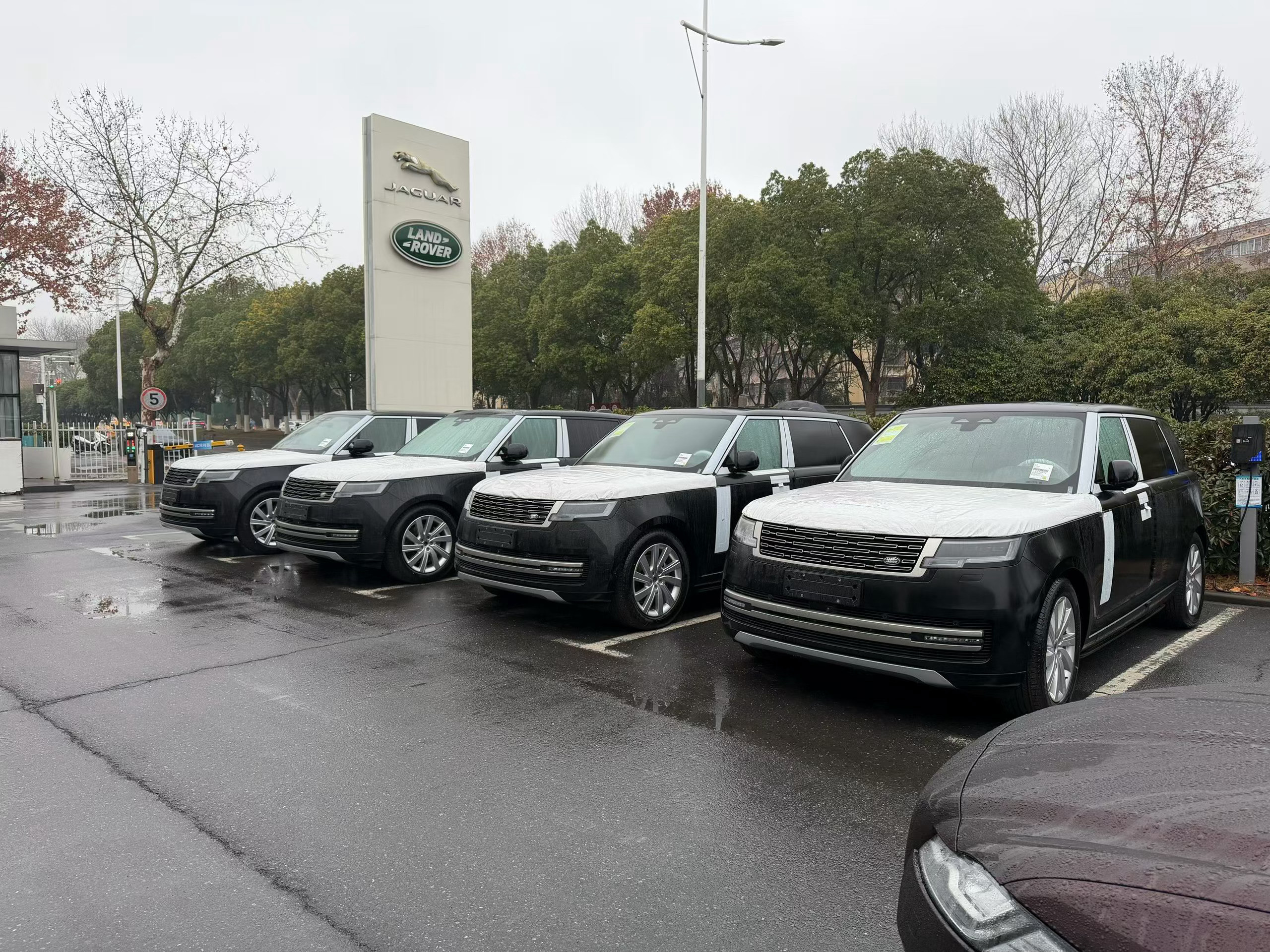 车型：2025款揽胜盛世加长版5座配色：外黑内琥珀外